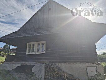 Ponúkam na predaj tradičný ľudový zrubový dom, nachádzajúci 