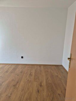 Ponúkam na prenájom 2 izbový priestranný byt s balkónom o ro