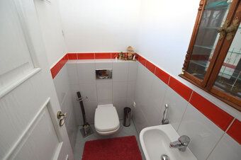 LIVEREAL s.r.o. ponúka na predaj v centre obce Bodíky komple