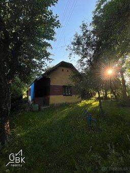 NA PREDAJ Slnečný rovinatý pozemok s chalupou v srdci prírod