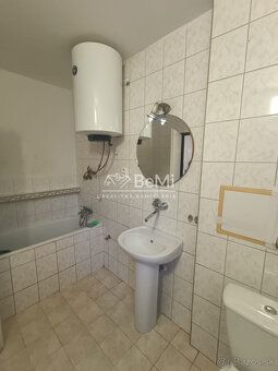 015-112-RAKOa Ponúkame na prenájom nezariadený 2-izbový byt 