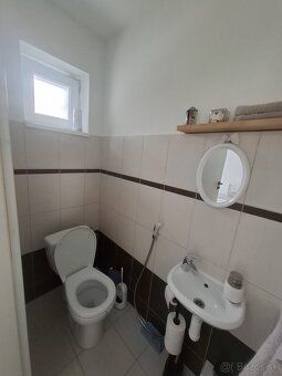 PRENÁJOM: Priestranný 5-izbový rodinný dom s pozemkom 600 m²