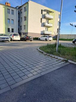 Ponúkame na predaj pekný, zrekonštruovaný 1. izbový byt s ba