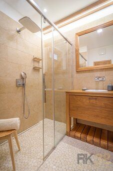Ponúkame na predaj lukratívny a priestranný apartmán s teras