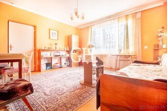 Ponúkame na predaj 2-podlažný rodinný dom v pôvodnom stave, 