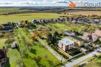 Ponúkame na predaj krásny, slnečný a rovinatý pozemok nachád