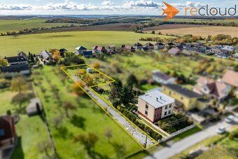 Ponúkame na predaj krásny, slnečný a rovinatý pozemok nachád