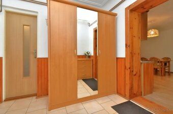 Ponúkame Vám na predaj 3-izbový byt s výmerou 65 m2 + pivnic