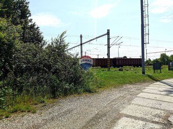Veľký POZEMOK 8700m2, BÝVALÁ TLAČIAREŇ, SKLADY a HALY na pod
