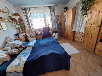 Ide o rodinný dom s viacúrovňovým bývaním. V prízemnej časti