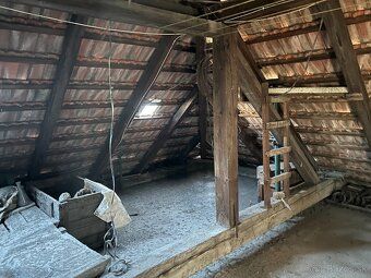 ZACHOVALÝ - UDRŽIAVANÝ RODINNÝ DOM SO SAMOSTANOU STAVBOU GAR