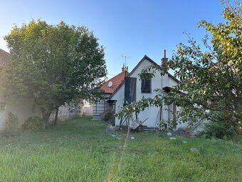 ZACHOVALÝ - UDRŽIAVANÝ RODINNÝ DOM SO SAMOSTANOU STAVBOU GAR