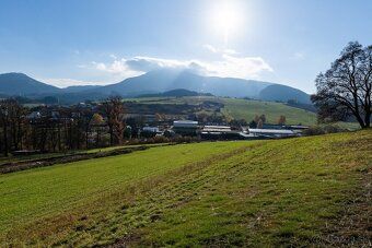 Projekt Bývanie nad kaštieľom ponúka pozemok s krásnym výhľa