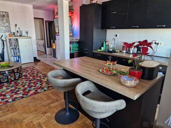 DADOT ponúka na predaj Apartmán v Červar-Porat. Nachádza sa 