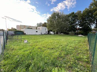 Pozemok o rozlohe 1120 m2 k dispozícii. Na pozemku sú všetky