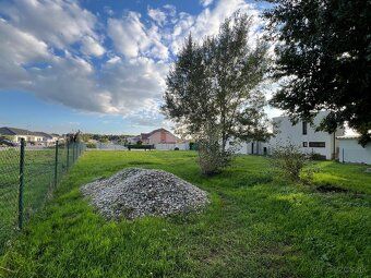 Pozemok o rozlohe 1120 m2 k dispozícii. Na pozemku sú všetky