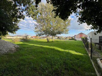Pozemok o rozlohe 1120 m2 k dispozícii. Na pozemku sú všetky