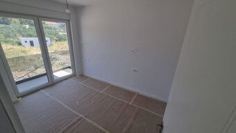 LaHoREAL.eu ponúka na predaj trojizbový apartmán na 1.poscho