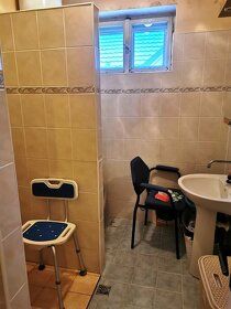 Ponúkame Vám na predaj veľký poschodový rodinný dom v obci N