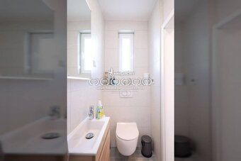 PRIVLAKA - RADOVÝ DOM - 300 M OD MORA
Dom pozostáva z prízem