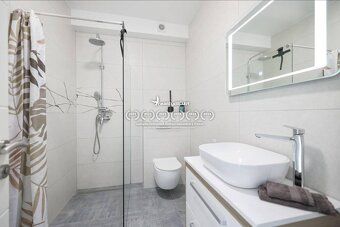 PRIVLAKA - RADOVÝ DOM - 300 M OD MORA
Dom pozostáva z prízem