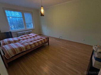 Ponúkame na predaj veľký 3 izbový byt s balkónom v zatepleno