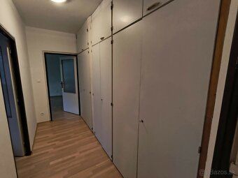 Ponúkame na predaj veľký 3 izbový byt s balkónom v zatepleno