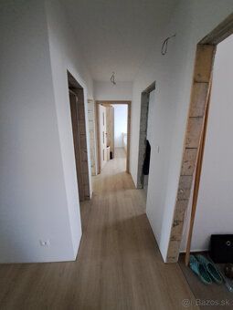Ponúkame na predaj nový, čiastočne podpivničený bungalov v s