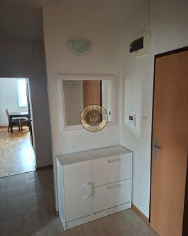 Na prenájom 3-izbový byt s vlastným parkovacím miestom.
Real