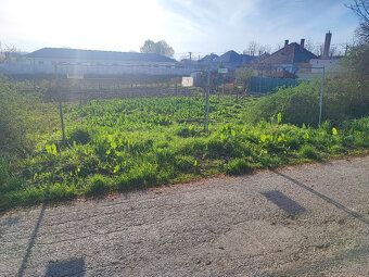 Pedam pozemok v Tomášikove,630m2 ,Inžinierske siete pri poze