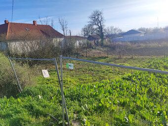 Pedam pozemok v Tomášikove,630m2 ,Inžinierske siete pri poze