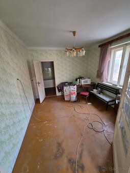Na predaj 2-izbový rodinný dom s garážou vo Dvoroch nad Žita