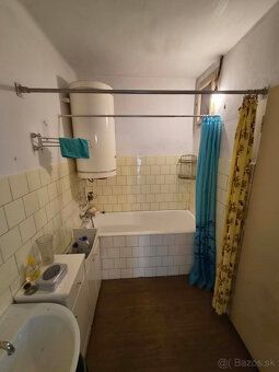 Na predaj 2-izbový rodinný dom s garážou vo Dvoroch nad Žita
