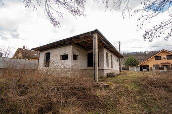 NA PREDAJ – Moderný 4-izbový rodinný dom s veľkou terasou a 