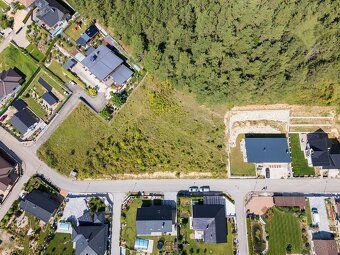 Ponúkame na predaj krásny pozemok s rozlohou 1236 m² v obci 