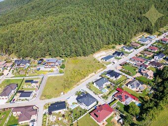 Ponúkame na predaj krásny pozemok s rozlohou 1236 m² v obci 