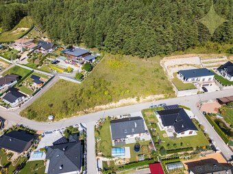 Ponúkame na predaj krásny pozemok s rozlohou 1236 m² v obci 
