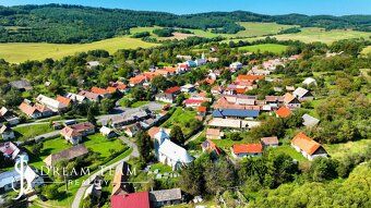 DREAM TEAM ponúka na predaj slnečný, rovinatý stavebný pozem