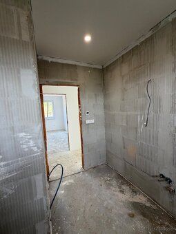 Ponúkam na predaj dvojpodlažny 4-izbový rodinný dom v štádiu