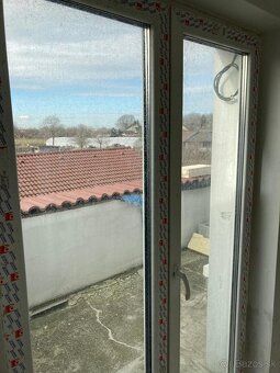 Ponúkame na predaj veľký rodinný dom vhodný ako investíciu. 
