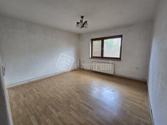 Dvojgeneračný 6-izbový rodinný dom s ďalším stavebným pozemk