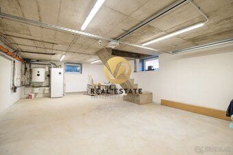 Maroš Vereš +421 904 086 200 maros.veres@v2realestate.sk
V2 