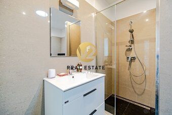 Maroš Vereš +421 904 086 200 maros.veres@v2realestate.sk
V2 