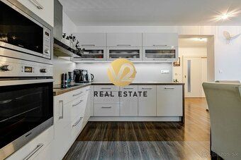 V2 real estate ponúka NA PREDAJ 5I RODINNÝ DOM S BAZÉNOM, 10