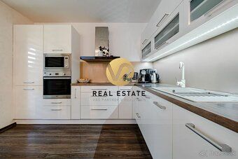 V2 real estate ponúka NA PREDAJ 5I RODINNÝ DOM S BAZÉNOM, 10