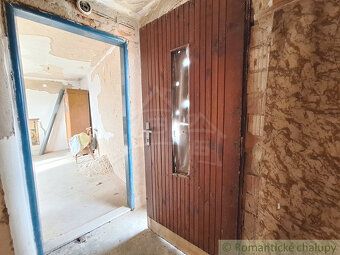 Dvojposchodová chata s vínnou pivnicou sa nachádza na okraji