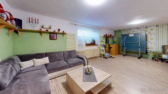 Hľadáte moderné a pokojné bývanie pre vašu rodinu? SOCHA REA