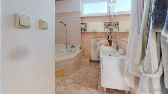 Hľadáte moderné a pokojné bývanie pre vašu rodinu? SOCHA REA