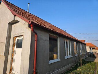 Ponúkame na predaj starší samostatne stojaci sedliacky rodin