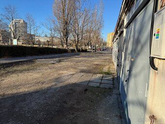 Ponúkam na prenájom priestrannú garáž (19 m²) vo vyhľadávane